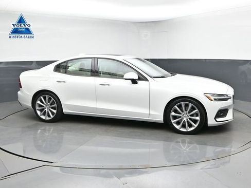 Used 2020 Volvo S60 T5 Momentum FWD image 1