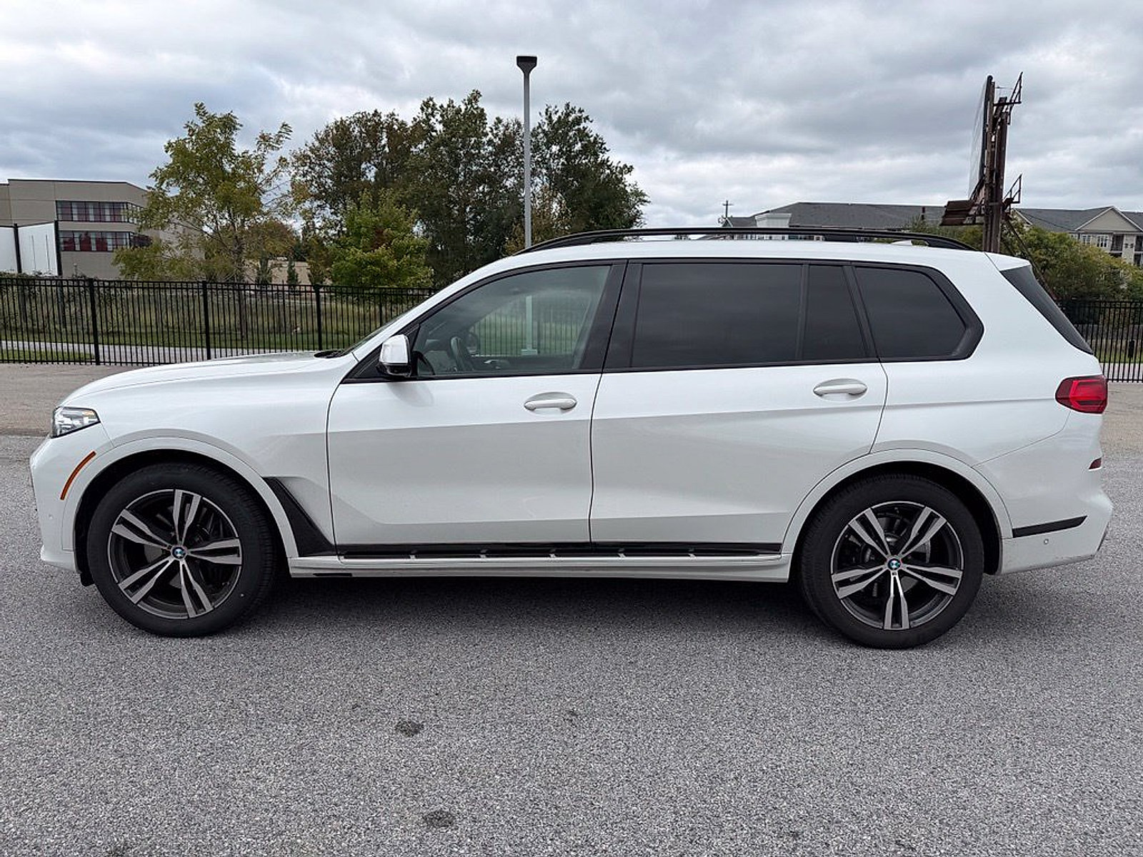 Used 2021 BMW X7 xDrive40i w/ M Sport Package AWD/4WD image 4