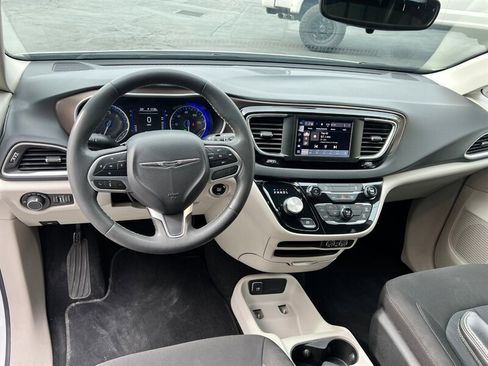 Used 2023 Chrysler Voyager LX image 20