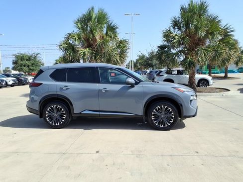 Used 2024 Nissan Rogue Platinum FWD image 6