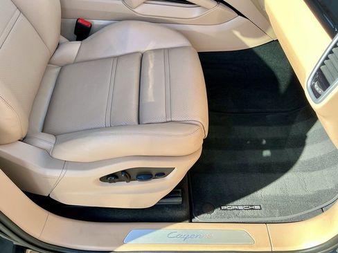 Used 2022 Porsche Cayenne Platinum Edition image 24