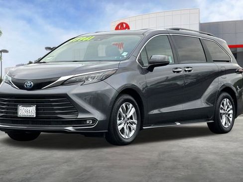 Used 2025 Toyota Sienna XLE image 10