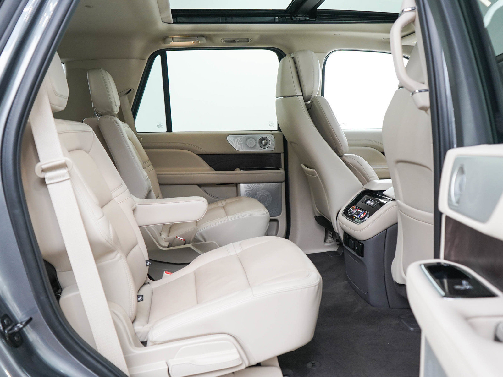 Used 2021 Lincoln Navigator Reserve w/ Luxury Package AWD/4WD image 12