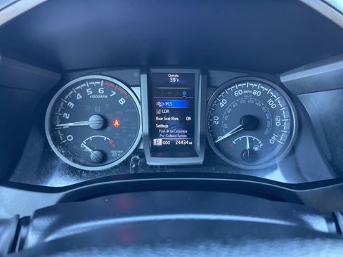 Used 2023 Toyota Tacoma TRD Off-Road image 9