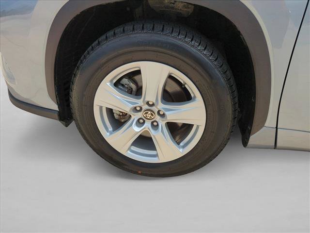 Used 2024 Toyota Highlander LE FWD image 23