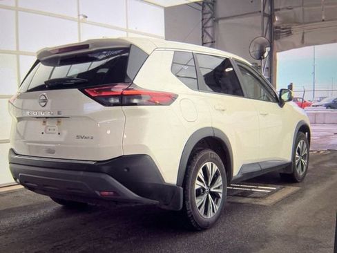 Used 2023 Nissan Rogue SV image 2