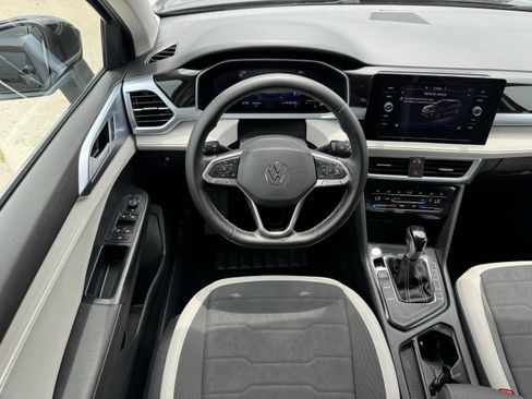 Used 2025 Volkswagen Taos SE FWD image 15