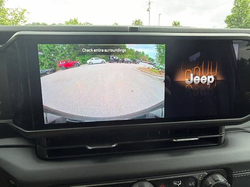 Used 2025 Jeep Wrangler Unlimited Sahara AWD/4WD image 33