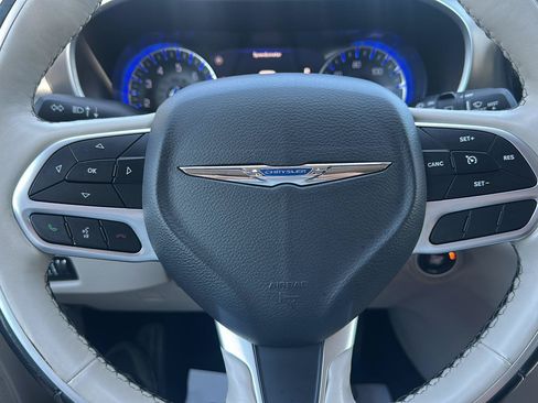 Used 2019 Chrysler Pacifica Limited FWD image 24