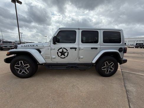 Used 2024 Jeep Wrangler Sahara image 13