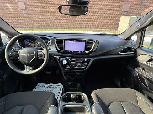 Used 2023 Chrysler Pacifica Touring image 16