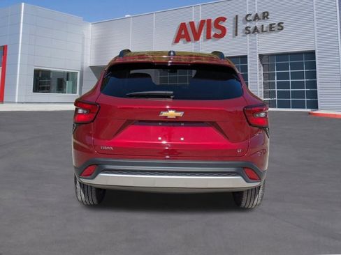 Used 2025 Chevrolet Trax LT w/ LT Convenience Package image 7