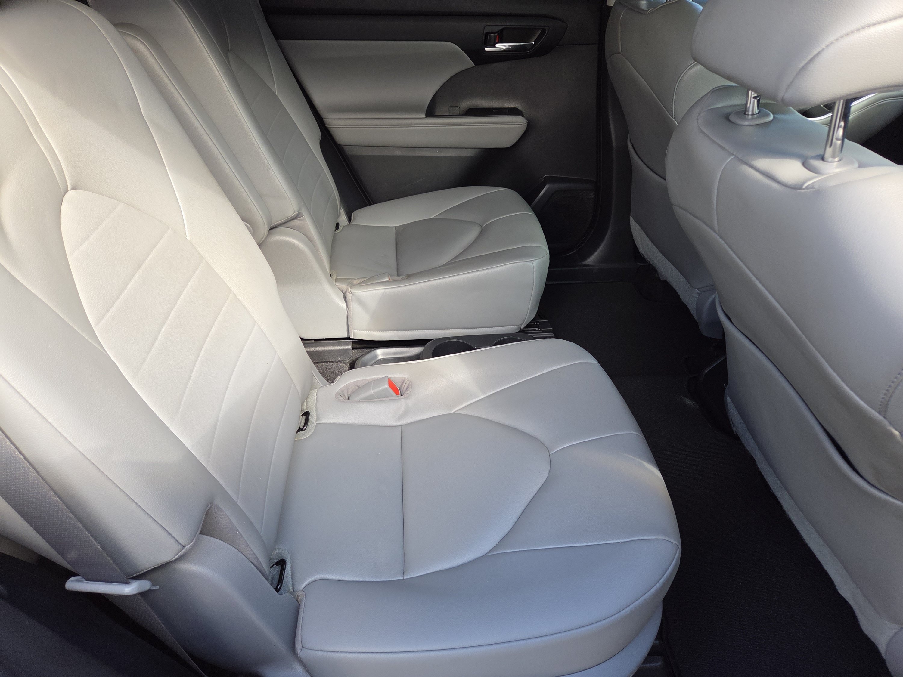 Used 2023 Toyota Highlander XLE AWD/4WD image 33