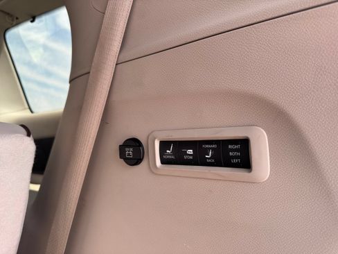 Used 2017 Chrysler Pacifica Limited w/ UConnect Theater Package FWD image 17