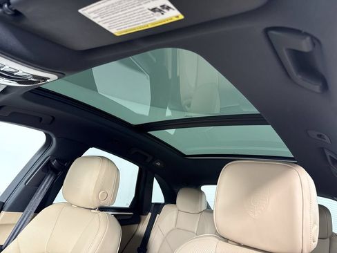 Certified 2024 Porsche Macan AWD/4WD image 42