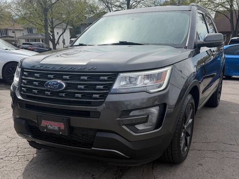 Used 2017 Ford Explorer XLT w/ Equipment Group 202A AWD/4WD image 7