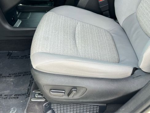 Used 2025 Toyota Sienna LE image 28