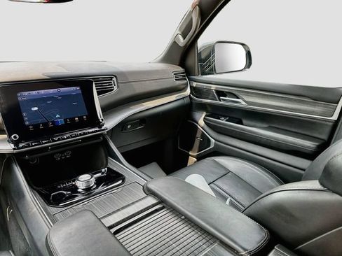 Used 2023 Jeep Wagoneer L Series II AWD/4WD image 25
