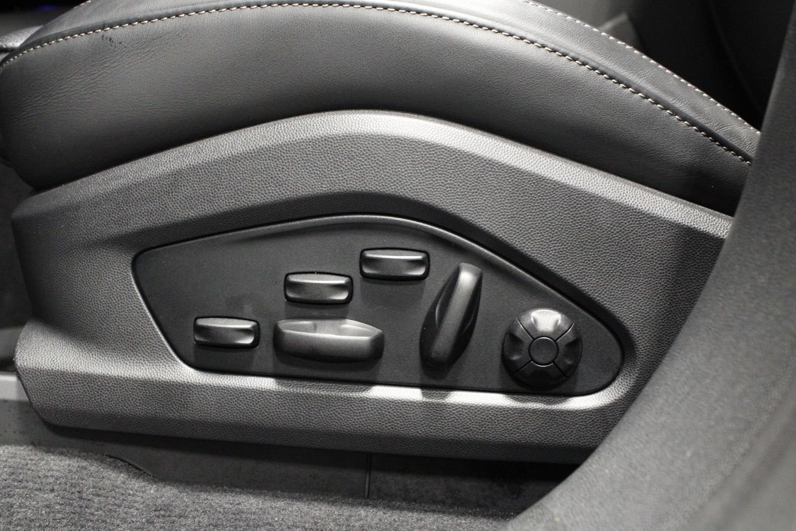 Certified 2025 Porsche Macan Turbo Electric AWD/4WD image 32