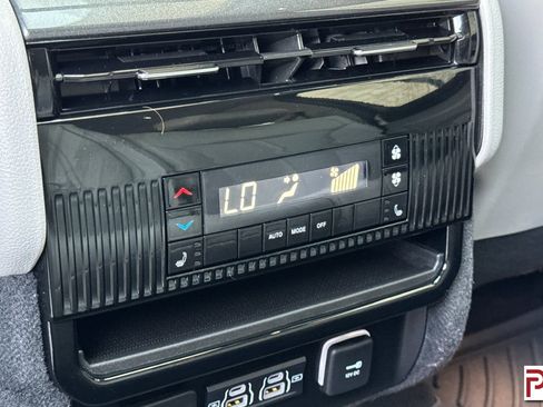 Used 2023 Jeep Wagoneer 4WD w/ Premium Group I image 15