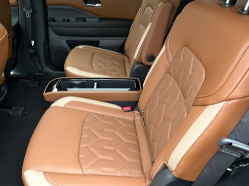 New 2026 Nissan Pathfinder Platinum image 5