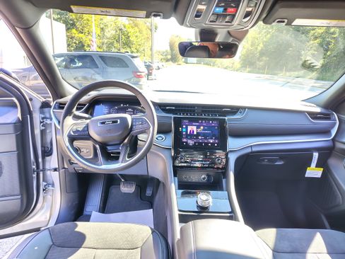 New 2025 Jeep Grand Cherokee Altitude image 25
