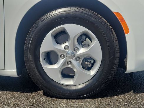 Used 2017 Chrysler Pacifica LX w/ Tire & Wheel Group FWD image 9