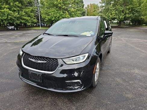 Used 2025 Chrysler Pacifica Select FWD image 2