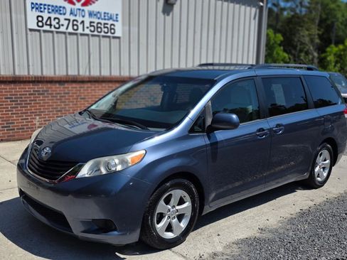 Used 2014 Toyota Sienna LE FWD image 1