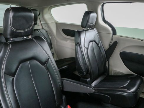 Used 2024 Chrysler Pacifica Touring-L FWD image 28