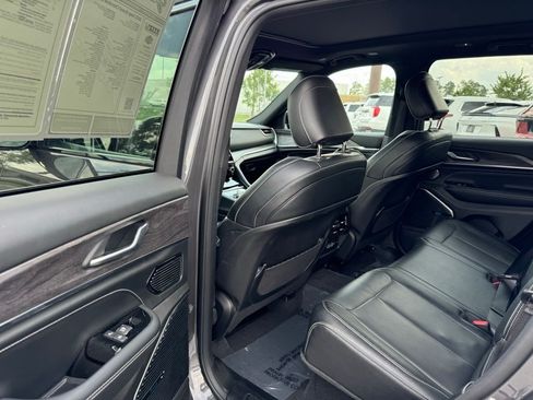 Used 2022 Jeep Grand Cherokee Overland AWD/4WD image 37