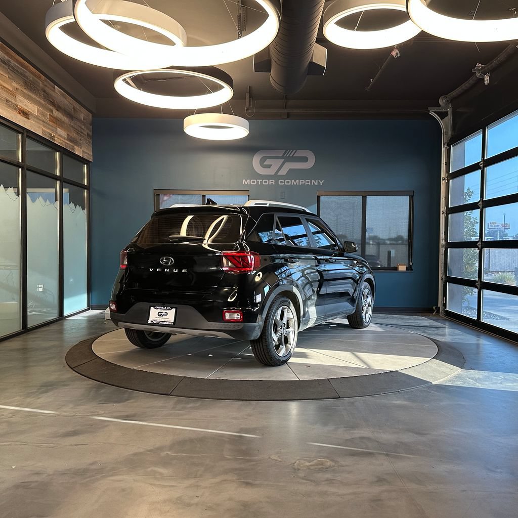 Used 2022 Hyundai Venue SEL FWD image 3