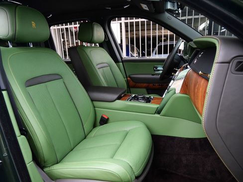 Certified 2023 Rolls-Royce Cullinan w/ Cullinan Package image 33