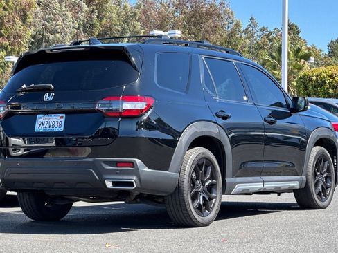 Used 2025 Honda Pilot Black Edition image 5