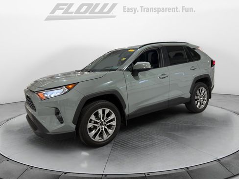 Used 2021 Toyota RAV4 XLE Premium image 3