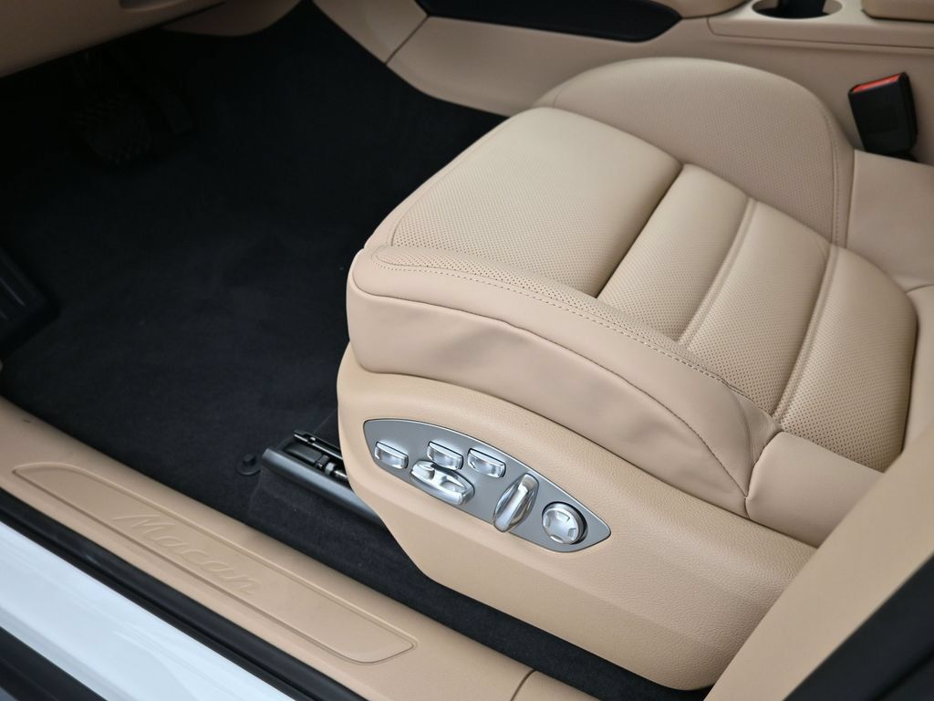 Certified 2026 Porsche Macan AWD/4WD image 12