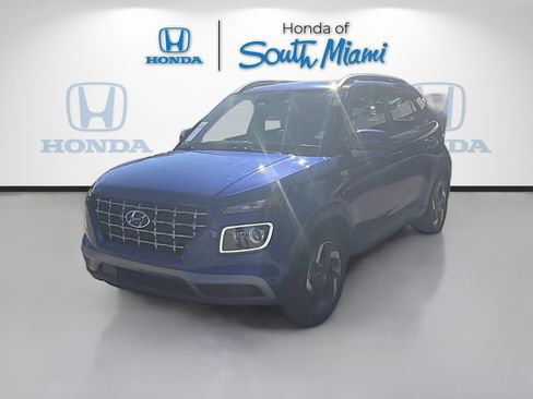 Used 2024 Hyundai Venue Limited image 3