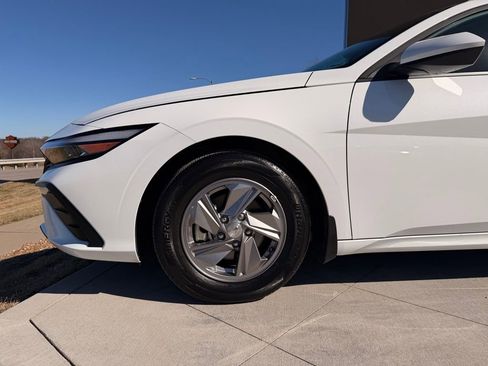 Used 2024 Hyundai Elantra SE image 9