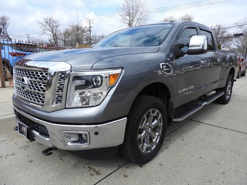 Used 2018 Nissan Titan SL w/ Chrome Package image 4