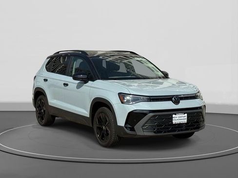New 2026 Volkswagen Taos SE FWD image 1