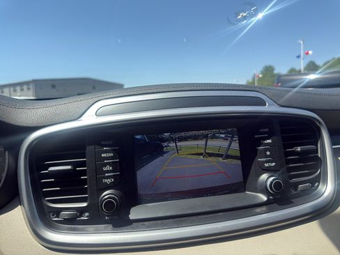 Used 2020 Kia Sorento LX FWD image 19