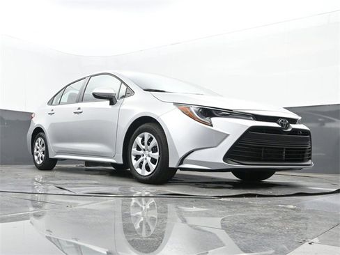 Used 2025 Toyota Corolla LE image 23