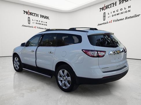Used 2017 Chevrolet Traverse LT w/ Style and Technology Package FWD image 3