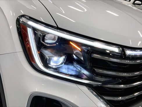 Used 2024 Volkswagen Atlas SE w/ Panoramic Sunroof Package image 26