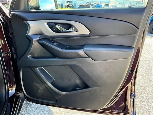 Used 2023 Chevrolet Traverse LT image 12