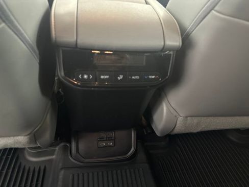 Used 2023 Toyota Highlander XLE AWD/4WD image 20