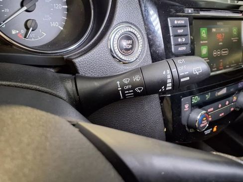 Used 2019 Nissan Rogue SV w/ Premium Package image 16