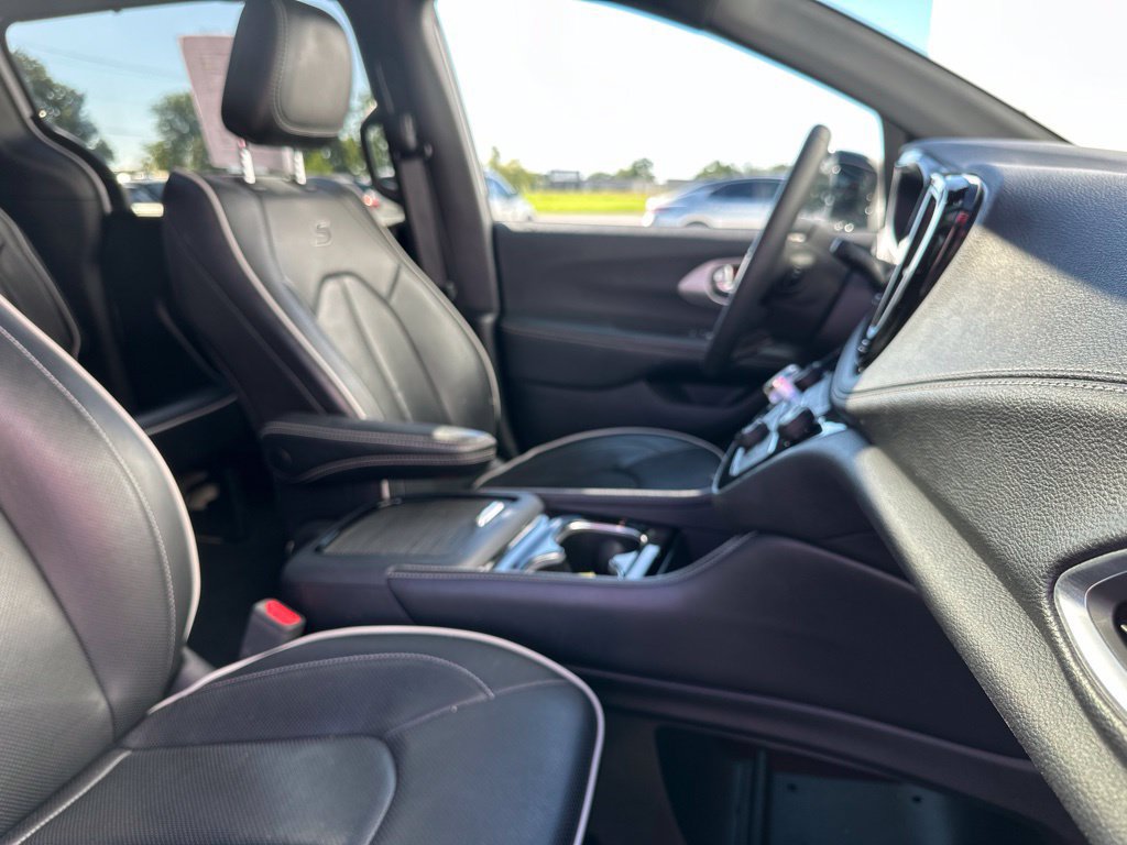 Used 2025 Chrysler Pacifica Limited FWD image 35