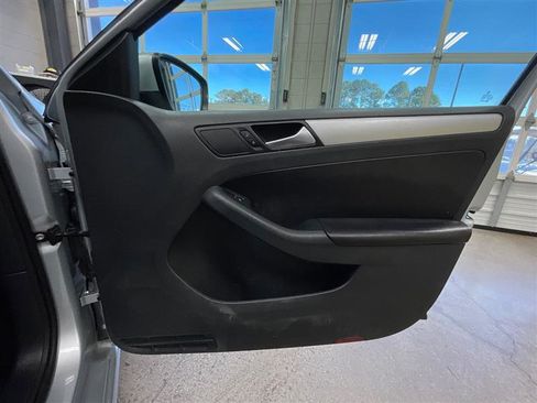 Used 2013 Volkswagen Jetta SE image 24