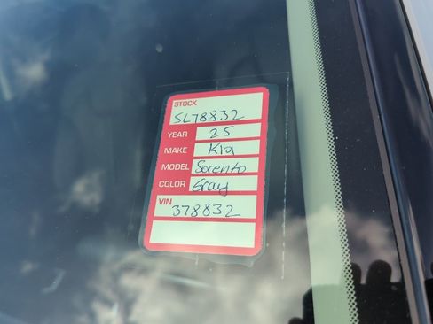 Certified 2025 Kia Sorento EX image 6